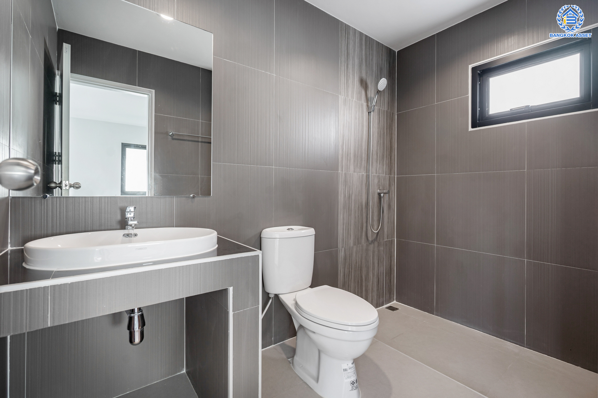 บ้านมือสองตกแต่งใหม่ ม.เพชรวัฒนะ เลียบคลองประปา บ้านเดี่ยว เนื้อที่ 50 ตร.ว. ฟังก์ชันพร้อม 3 ห้องนอน 3 ห้องน้ำ 1 ห้องอเนกประสงค์ จอดรถได้ 2 คัน บนทำเลเชื่อมต่อแจ้งวัฒนะ, ถนนศรีสมาน, ถนนสรงประภา เดินทางสะดวก ใกล้ทางด่วน "บางประอิน-ปากเกร็ด" และรถไฟฟ้าสายสีชมพู "สถานีศรีรัช"